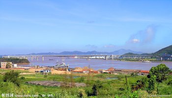 大榭岛位于中国海岸线中段,长江水道和海岸线的t型交汇点,距宁波市