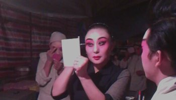 陈老师在化妆陈素琴只想当一个好演员,然而命运却又把她推上了团长的