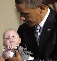 当地时间2013年6月14日，美国华盛顿，美国总统奥巴马出席白宫举行的父亲节午宴活动，怀抱宝宝展现父爱。.jpg