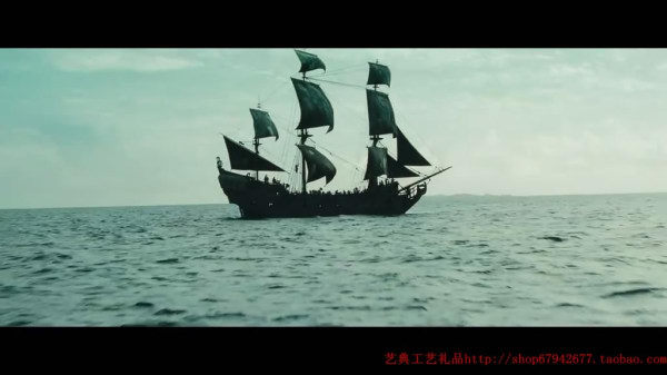 据报道,Starz电视台筹拍的《黑帆船之战》第一季,将主要关注弗林特船长(Captain Flint)以及他的水手们,事件发生的时间要比英国作家罗伯特。路易斯斯蒂文森(Robert Louis Stevenson)的探险小说《金银岛》(Treasure Island)早20年。据悉该片将于今年晚些时候在南非的开普敦开拍,第一季初步打算拍摄8集,上映时间大约为2014年。