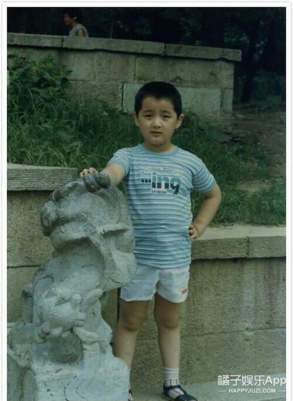 原来胡歌小时候也是个小胖子,竟然还有小肚腩