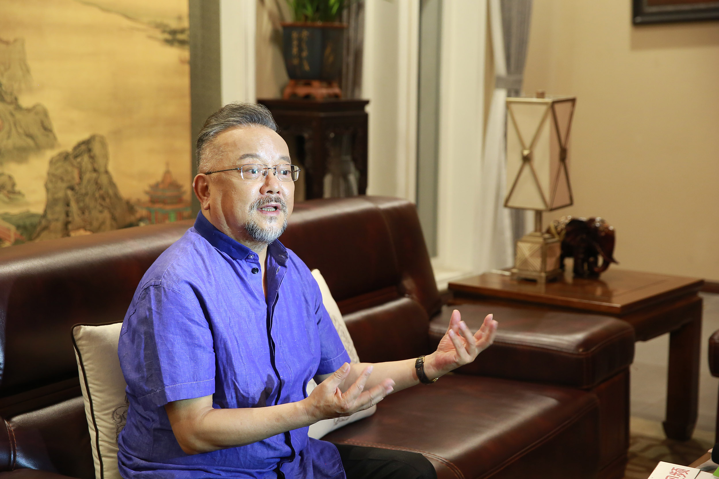 《典当行》探班 陈宝国自认在“鉴宝”上和王刚不是一个段位