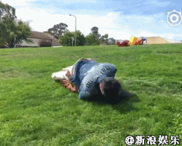 霍思燕杜江滚草地 紧紧拥抱叫声不断