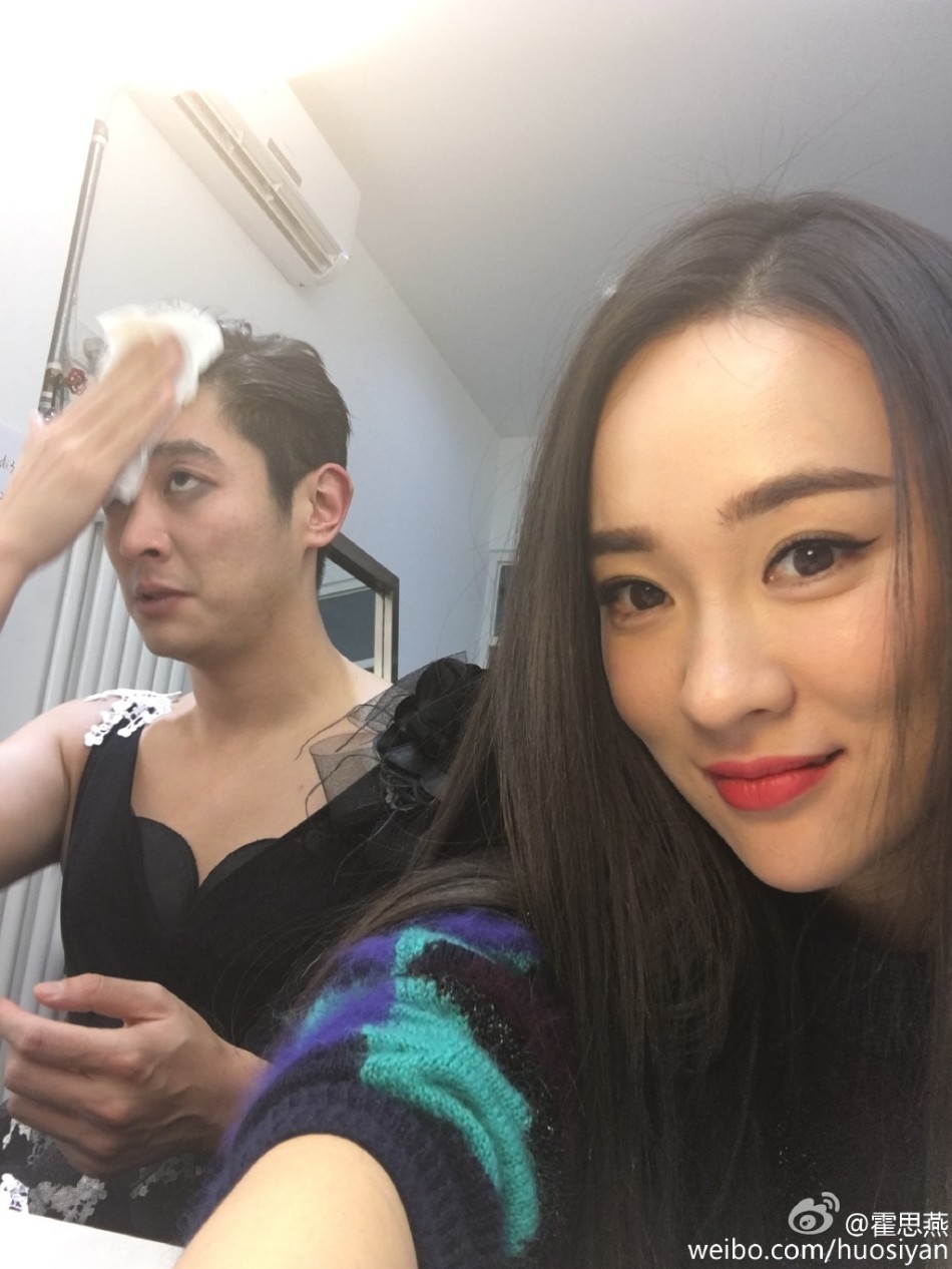 霍思燕晒老公卸妆照 杜江红唇深v性感不熟老婆