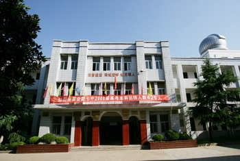 学校位于合肥市芜湖路中段,北依包河公园,东靠省图书馆,南邻安徽大