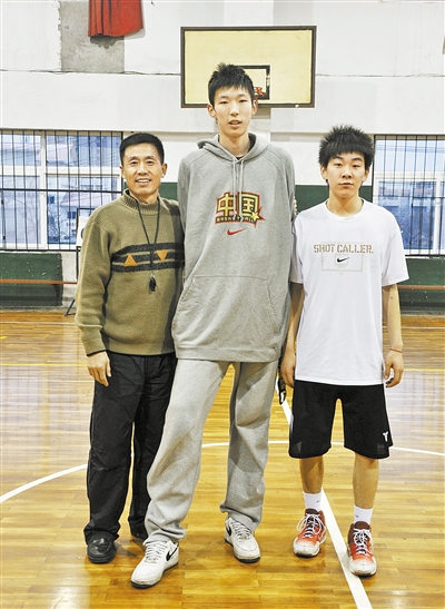 2009年周琦来到辽宁省阜新篮球学校练习打篮球,当时13岁的他身高就有