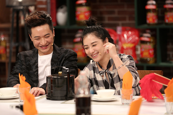 刘璇王弢综艺齐上阵 现场秘制佳肴亮"绝活"